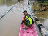 Peduli Warga Terdampak Banjir, Babinsa Bangum Lakukan Monitoring Wilayah