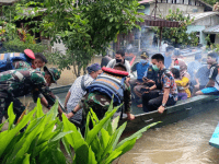 Tanggap Bencana, Koramil Seluas Bantu Evakuasi Korban Banjir