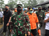 Pangdam III/Slw, Tinjau dan Serahkan Bantuan Pada Korban Banjir di Bogor