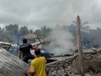 Aksi Cepat Tanggap Personel Satgas Yonif 642/Kps Padamkan Kebakaran Rumah Warga