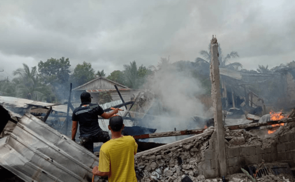 Aksi Cepat Tanggap Personel Satgas Yonif 642/Kps Padamkan Kebakaran Rumah Warga