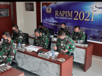 KOMANDAN LANTAMAL XII BESERTA PJU LANTAMAL XII MENGIKUTI RAPIM TNI AL TAHUN 2021 SECARA VIRTUAL DARI MABES TNI AL