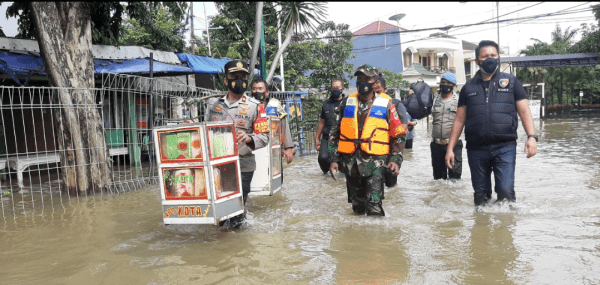 Kapolsek Kembangan Kompol H Khoiri Bersama Dengan Tiga Pilar Kembangan, Jakarta Barat, Melakukan Kunjungan Kepenampungan Warga Korban Banjir di RPTRA
