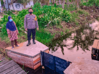 Cegah Kebakaran Hutan dan Lahan, Bhabinkamtibmas Lakukan Pembuatan Sekat Kanal Restorasi Lahan Gambut