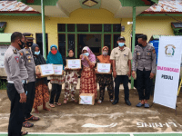 Kapolsek Sungai kakap Bersama Anggota Gelar Bakti Sosial Di Desa Sepuk Laut