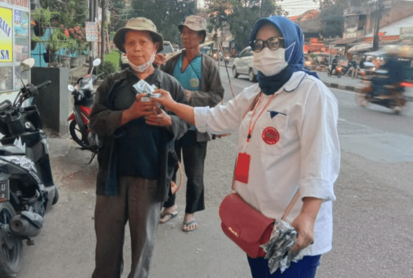 Relawan Indonesia Maju Bagikan Ribuan Takjil Gratis di Kota Bandung