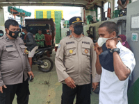 Satbinmas Polres Kubu Raya Bagikan Masker Di Pelabuhan rasau Jaya