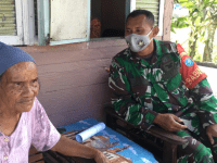 Datangi Rumah – kerumah Purnawirawan, Babinsa Mempawah Hilir Mendata Vaksinasi Lansia