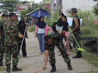 Wujudkan Kemanunggalan TNI-Rakyat Anggota Ajendam XII/Tpr Melaksanakan Pembersihaan Perkampungan