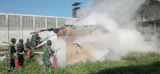 Prajurit Denmadam XII/Tpr melaksanakan Gelar Latihan Penanggulangan Kebakaran