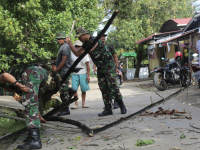 Prajurit Ajendam XII/Tanjungpura Membantu Warga Desa Banjar Serasan Menebang Pohon