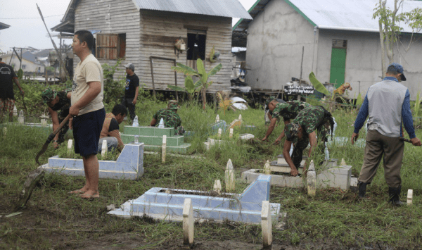 Prajurit Ajendam XII/Tanjungpura Bersama Warga Desa Banjar Serasan Membersihkan Makam