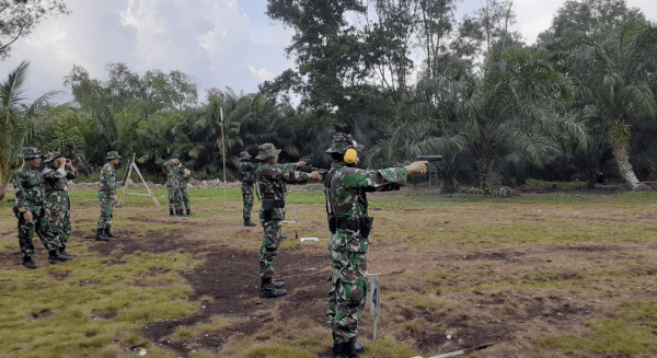 Personel Ajendam XII/Tanjungpura melaksanakan latihan menembak di Lapangan Tembak SPN