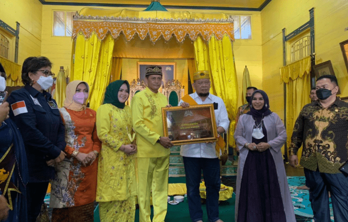 Berkunjung ke Keraton Kadriah, Ketua DPD RI Dapat Gelar Kehormatan Datuk dari Kesultanan Pontianak
