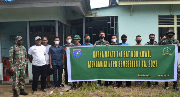 Personel Ajendam XII/Tanjungpura Melaksanakan Karya Bakti Pengecetan Posyandu