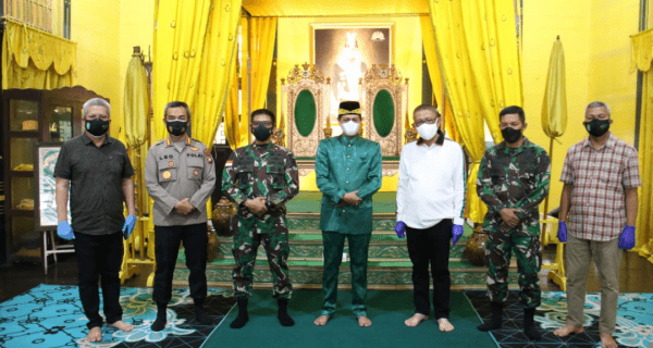 Pangdam XII/Tpr Bersama Gubernur Tinjau Vaksinasi di Istana Kadariah