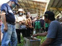 Sekda dan Kepala Bappeda Sintang Tinjau Peternakan Kelulut di Desa Baning Panjang