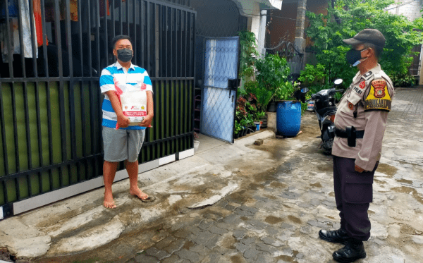 HUT Bhayangkara ke-75, Bhabinkamtibmas Polsek Pademangan Bagikan Paket Sembako kepada Warga Yang Isoman