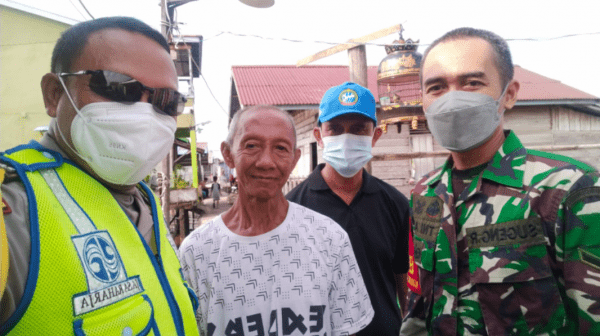 Kapolsek pontianak Timur Akp Prayitno dan Bhabinkamtibmas Salurkan Bansos Ke Warganya