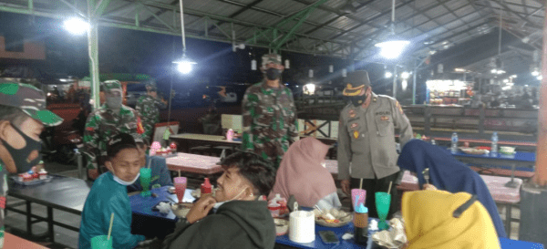 TNI-Polri, Gelar Patroli PPKM Sambangi Kuliner Malam di Terminal Mempawah