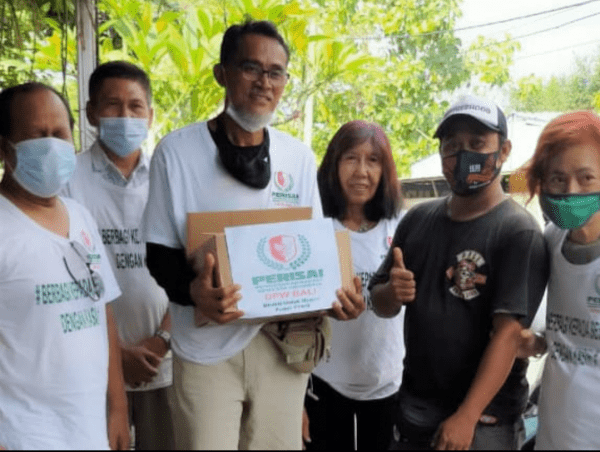 Perisai Bagikan Nasi Bungkus Merah Putih Untuk Warga Terdampak PPKM di Bali