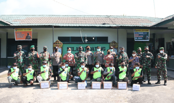 Kunjungi Koramil Bengkayang, Pangdam XII/Tpr Semangati dan Beri Bantuan Satgas PPKM Skala Mikro
