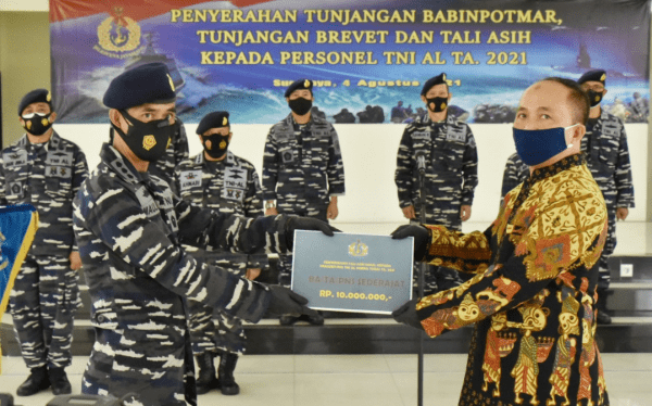 Penyerahan Tunjangan Babinpotmar, Brevet dan Tali Asih Kepada Personel TNI Angkatan Laut TA. 2021