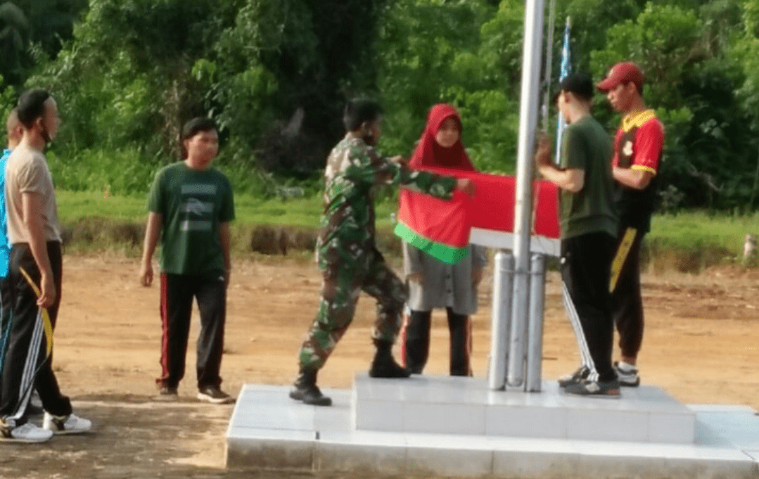 Sambut HUT Republik Indonesia Ke-76, Babinsa Mempawah Hilir Latih Paskibraka Tingkat Kecamatan