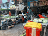 Pantau Pasar Tradisional, Babinsa Sungsi Kunyit Imbau Warga Binaan Patuhi Protokol Kesehatan