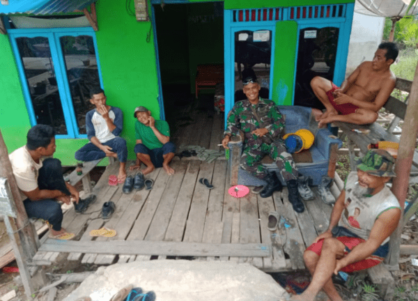 Melalui Komsos Babinsa Koramil Sungai Kunyit Imbau warga Terapkan Prokes