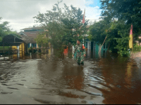 Banjir Merendam Pemukiman, Babinsa Mempawah Hilir Bantu Warga