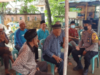 Kapolsek Sungai Kunyit IPTU Joni,SH.,M.AP Bersama Anggota Laksanakan Sambang Duka di Rumah Almarhumah Fatimah