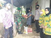 Tim Satgas Covid Kecamatan Mempawah Timur Bersama Babinsa Sei Bakau Kecil Serahkan Bantuan Sembako