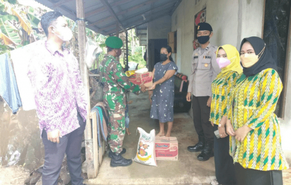 Tim Satgas Covid Kecamatan Mempawah Timur Bersama Babinsa Sei Bakau Kecil Serahkan Bantuan Sembako