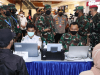 Pangdam XII/Tpr Dampingi Panglima TNI dan Kapolri Tinjau Serbuan Vaksinasi di Kalbar