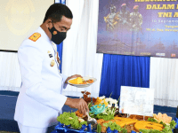 Danlantamal XII Pontianak Pimpin Upacara Peringatan Hari Jadi Ke-76 TNI AL Di Lapangan Satuan Kapal Patroli Lantamal XII