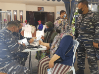 Sinergitas Dua Satuan TNI AL, Lantamal V dan STTAL Serbuan Vaksin di Geluran Taman Sidoarjo.