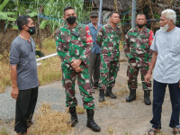 Danramil Mempawah Hilir Dampingi Komandan Kodim 1201 Mempawah Tinjau Lokasi Karyabakti TNI