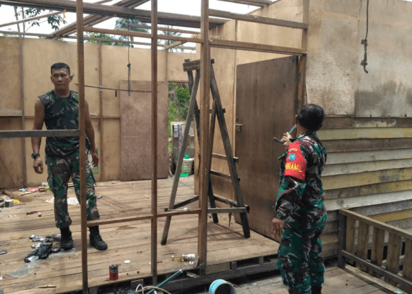 Koramil Mempawah Hilir Laksanakan Karya Bakti TNI RTLH Bedah Rumah Warga