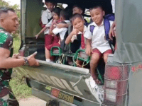 Sepulang Sekolah Pelajar SD Berjalan Kaki, Senyum Bahagia Tumpangkan Mobil Dinas, Danramil Toho