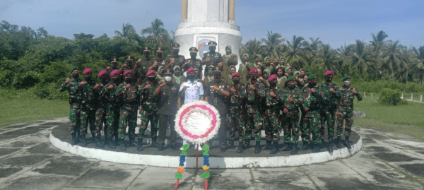 Peringati HUT Ke-76 TNI, Danrem 121/ Abw, Pimpin Ziarah ke Taman Makam Pahlawan Mempawah