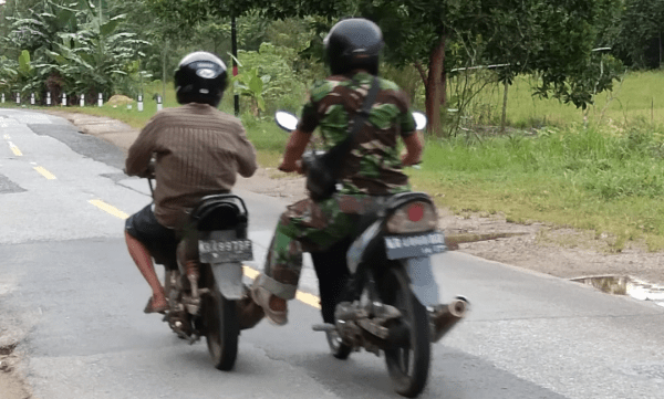 Spontan dan Inisiatif, Babinsa Toho Bantu Dorong Sepeda Motor Warga Mogok di Jalan