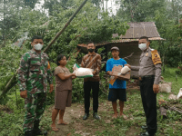 Babinsa Bersama Bhabinkamtibmas dan Kepala Desa Bantu Warga Terdampak Bencana Angin Puting Beliung