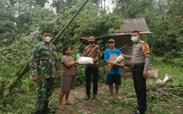 Babinsa Bersama Bhabinkamtibmas dan Kepala Desa Bantu Warga Terdampak Bencana Angin Puting Beliung