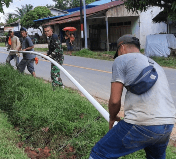 Babinsa Toho Bantu Warga Kerjakan Jalur Pipa Air Bersih
