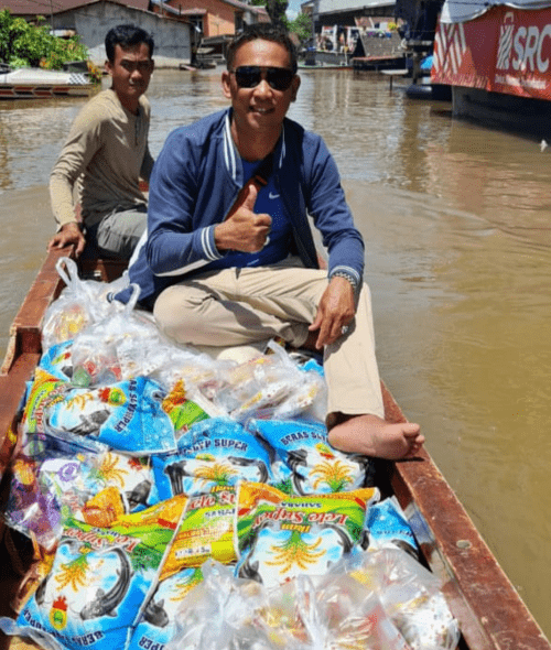 Burhanudin Bagikan Sembako Untuk Warga Korban Banjir