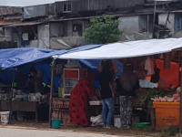 Akibat Banjir : Pedagang Pasar Central Buka Lapak di Depan BRI