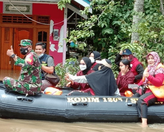 Bantu Penanganan Banjir, Kodim 1205/Sintang Kerahkan Personel