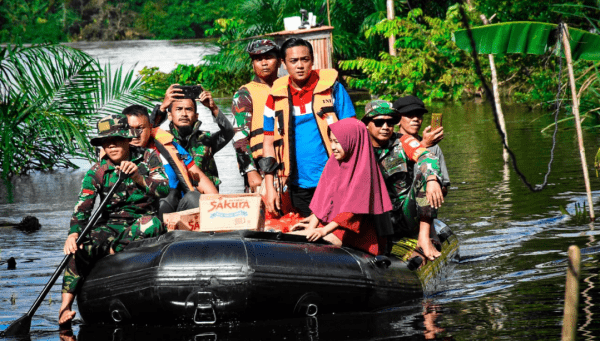 Fokus Penyelamatan Jiwa, Kodim Sintang Salurkan Bantuan Kepada Masyarakat Terdampak Banjir
