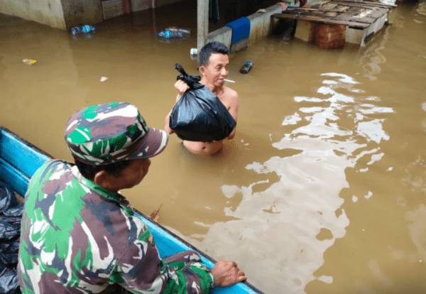 Kodim Sintang Salurkan Bantuan Gubernur Kalbar Ke Enam Wilayah Paling Terdampak Banjir